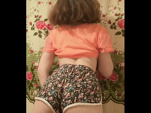 ❤️ 性感的年轻宝贝在镜头前脱下她的短裤 ❌ Porno❤