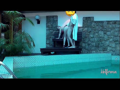❤️ 老板邀请女佣去泳池,却忍不住要来个热辣的 ❌ Porno❤